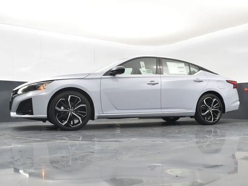 New 2025 Nissan Altima 2.5 SR image 39