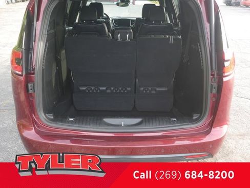 Used 2023 Chrysler Pacifica Limited w/ Uconnect Theater Family Group FWD image 18