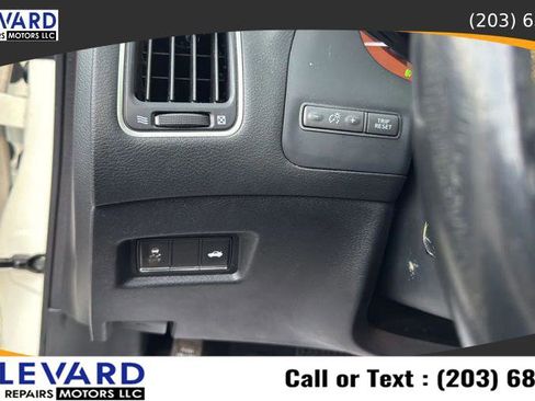 Used 2017 INFINITI Q60 3.0t w/ Premium Plus Package 3.0T image 24