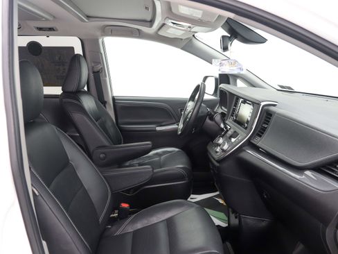 Used 2018 Toyota Sienna SE Premium w/ Carpet Mat Package image 21
