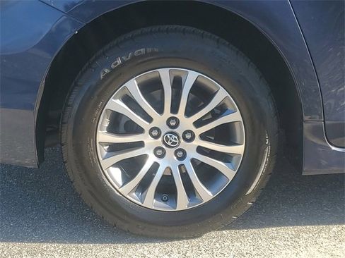 Used 2020 Toyota Sienna XLE image 5