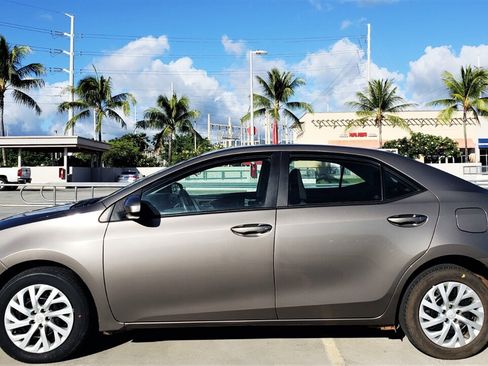 Used 2018 Toyota Corolla LE image 2