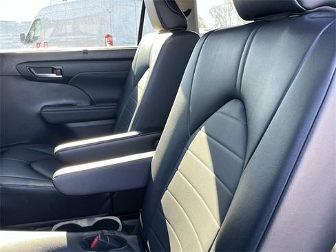 Used 2024 Toyota Highlander LE image 22