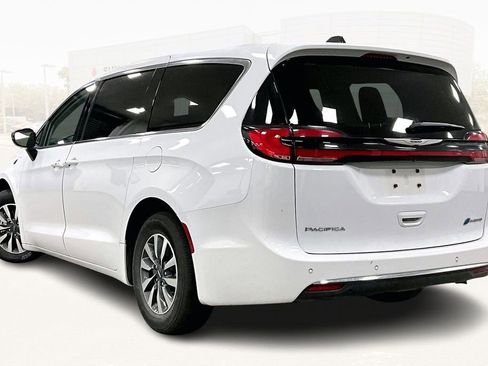 Used 2024 Chrysler Pacifica Select image 4
