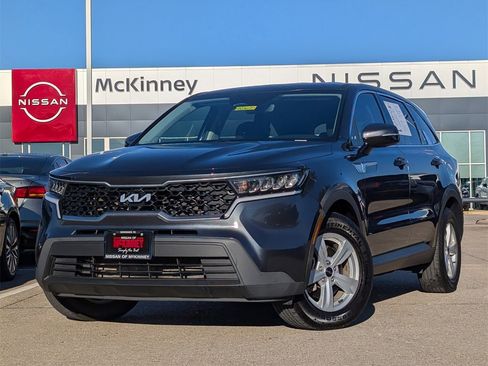 Used 2023 Kia Sorento LX image 2