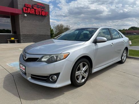 Used 2012 Toyota Camry SE w/ Leather Pkg FWD image 2