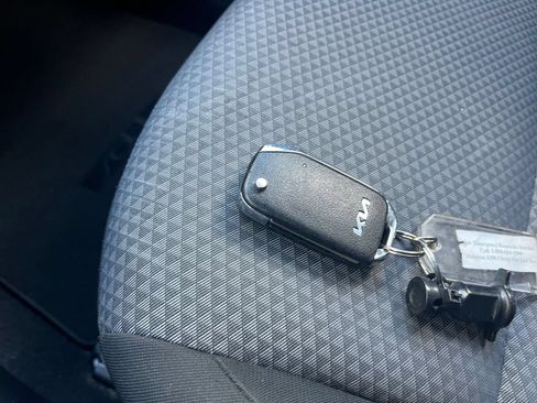 Used 2025 Kia Soul LX w/ LX Technology Package FWD image 20