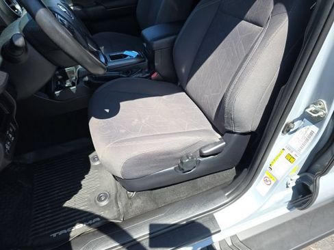 Used 2018 Toyota Tacoma TRD Sport AWD/4WD image 14