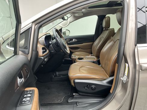 Used 2018 Chrysler Pacifica Limited w/ Tire & Wheel Group FWD image 3