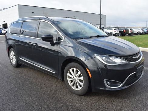 Used 2018 Chrysler Pacifica Touring-L Plus image 10