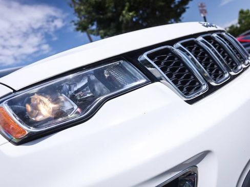 Used 2020 Jeep Grand Cherokee Laredo AWD/4WD image 12