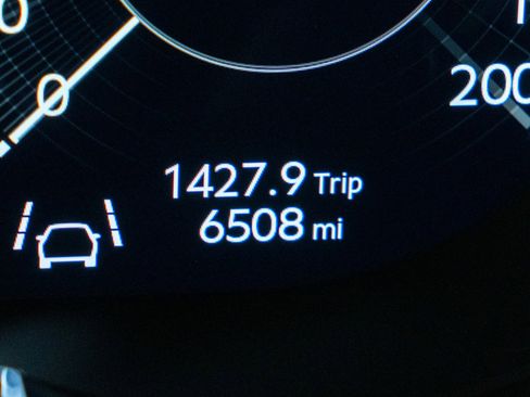 Used 2025 Bentley Bentayga image 21