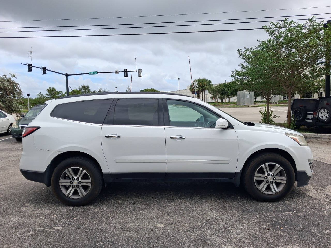 Used 2017 Chevrolet Traverse LT FWD image 5