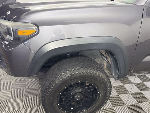 Used 2018 Toyota Tacoma TRD Off-Road AWD/4WD image 9