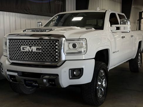Used 2017 GMC Sierra 2500 Denali w/ Duramax Plus Package AWD/4WD image 28