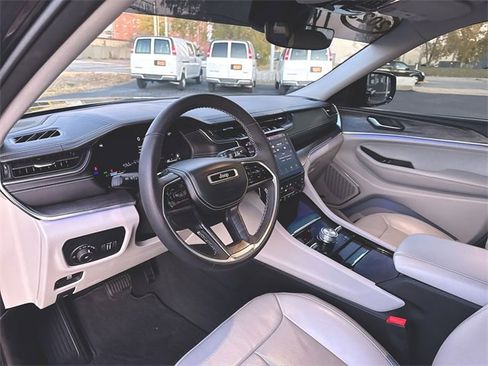 Used 2023 Jeep Grand Cherokee Overland image 10