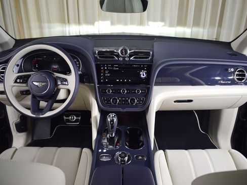 New 2025 Bentley Bentayga image 2