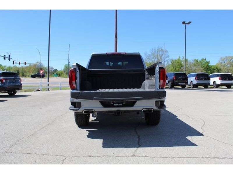 Used 2024 GMC Sierra 1500 AT4 w/ Technology Package AWD/4WD image 18