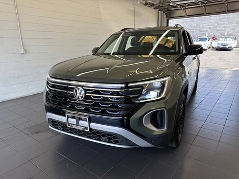 Used 2024 Volkswagen Atlas Peak Edition SE AWD/4WD image 3
