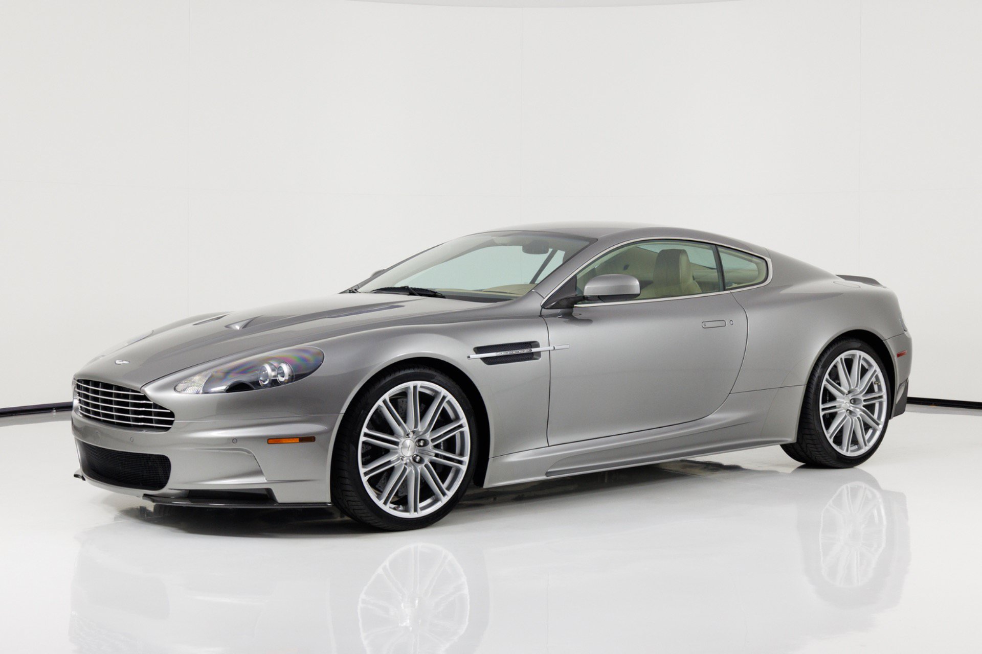 Used 2009 Aston Martin DBS Coupe RWD image 3