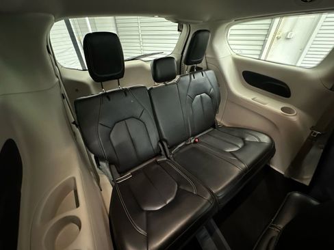 Used 2023 Chrysler Pacifica Touring-L FWD image 19