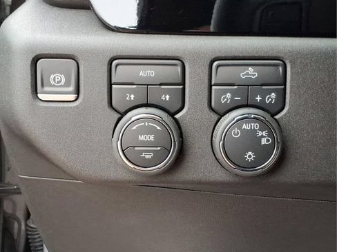 Used 2025 Chevrolet Silverado 1500 LT AWD/4WD image 17