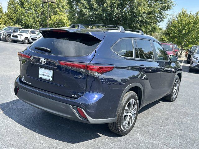 Used 2023 Toyota Highlander XLE FWD image 4