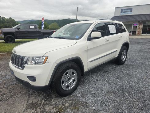 Used 2011 Jeep Grand Cherokee Laredo AWD/4WD image 2