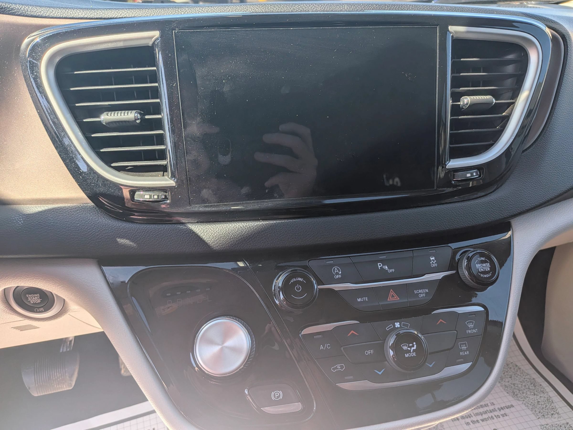 Used 2022 Chrysler Voyager LX FWD image 22