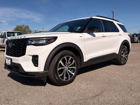 Used 2025 Ford Explorer ST-Line AWD/4WD image 3