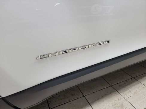 Used 2019 Jeep Cherokee Limited image 45