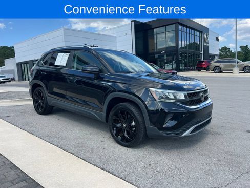 Used 2022 Volkswagen Taos SE w/ Driver Assistance Package FWD image 3