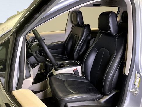 Used 2024 Chrysler Pacifica Select image 21