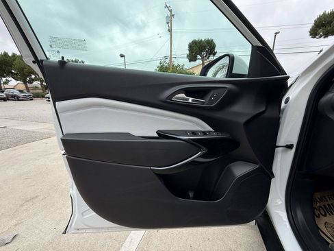 Used 2025 Chevrolet Trax LT FWD image 18