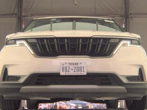 Used 2024 Kia Carnival LX image 5