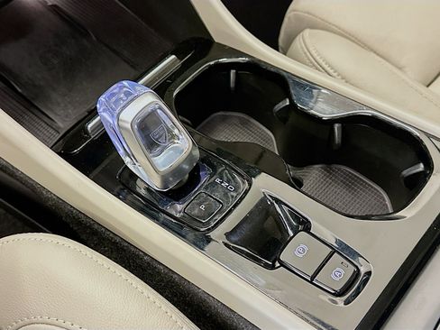 Used 2023 Volvo XC40 B5 Ultimate image 25