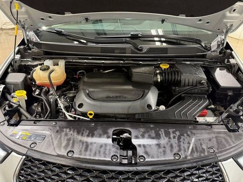 Used 2024 Chrysler Pacifica Touring-L image 11