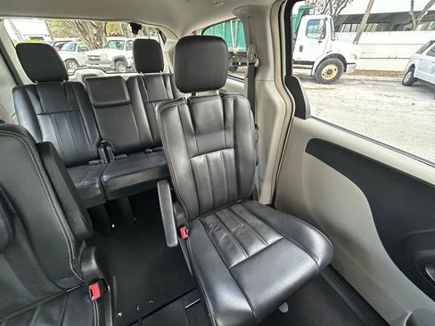 Used 2013 Chrysler Town & Country Touring image 14