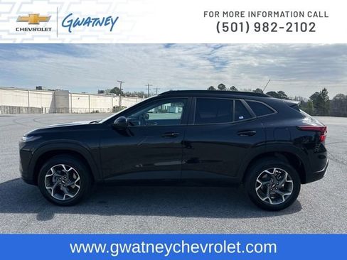Used 2025 Chevrolet Trax LT w/ LT Convenience Package image 8