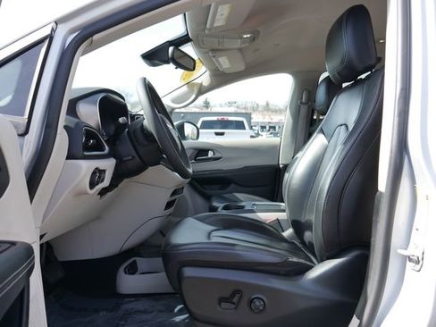 Used 2023 Chrysler Pacifica Touring-L image 13