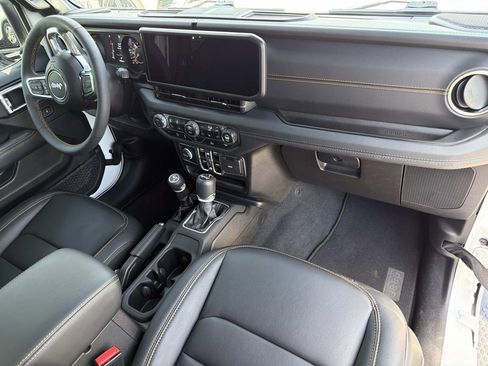 Used 2024 Jeep Wrangler Unlimited Sahara w/ Technology Group AWD/4WD image 12