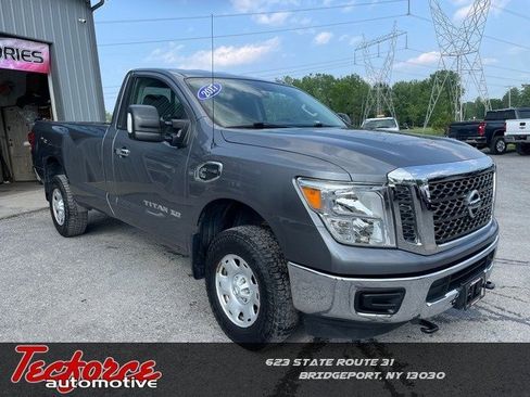 Used 2017 Nissan Titan SV image 1