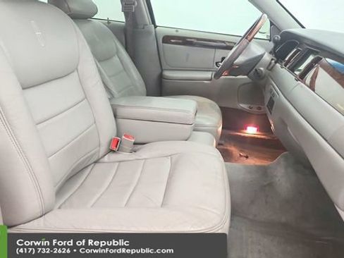 Used 2002 Lincoln Town Car Signature RWD image 20