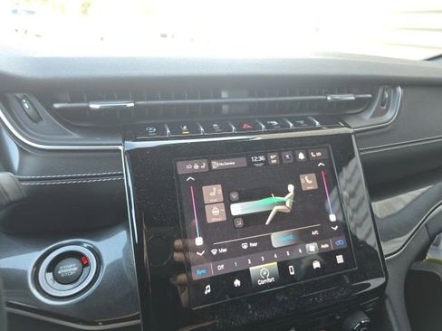 Used 2023 Jeep Grand Cherokee Altitude image 10