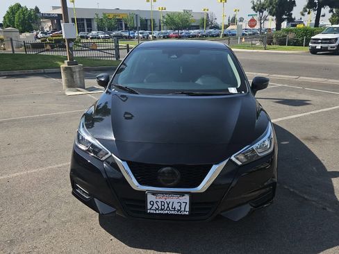 Used 2021 Nissan Versa SV image 4