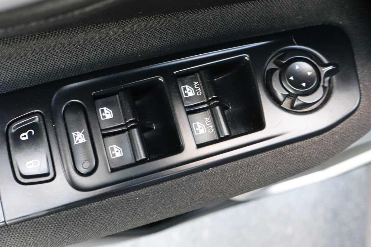 Used 2018 Jeep Renegade Latitude FWD image 27