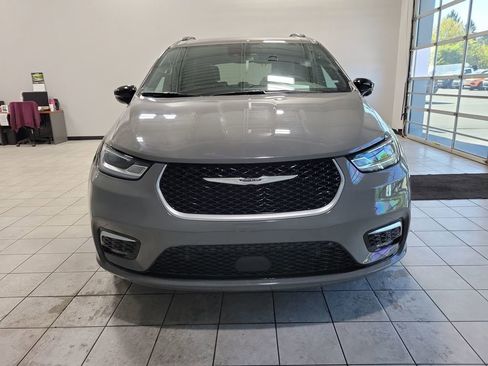 Used 2025 Chrysler Pacifica Limited image 46