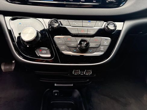 Used 2025 Chrysler Pacifica Select image 21