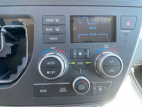 Used 2020 Toyota Sienna L FWD image 18