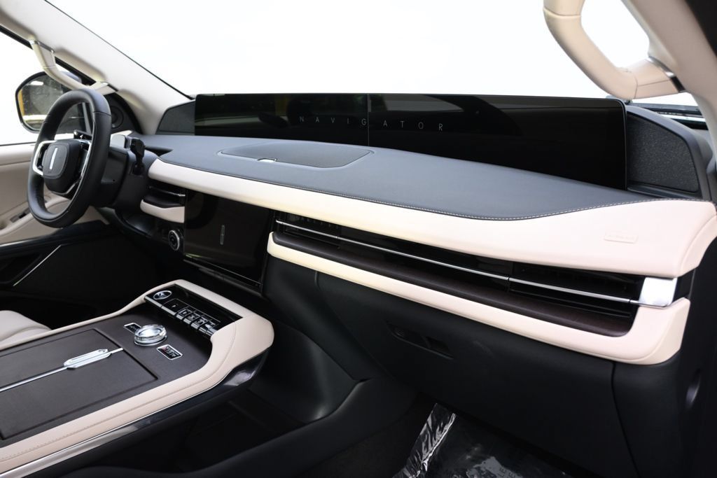 New 2027 Lincoln Navigator Reserve w/ Jet Appearance Package AWD/4WD image 15